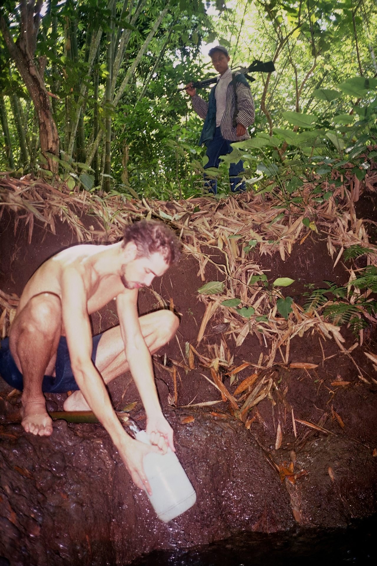 Marc Wallert beim täglichen Wasser holen, streng bewacht von einem bewaffneten Entführer