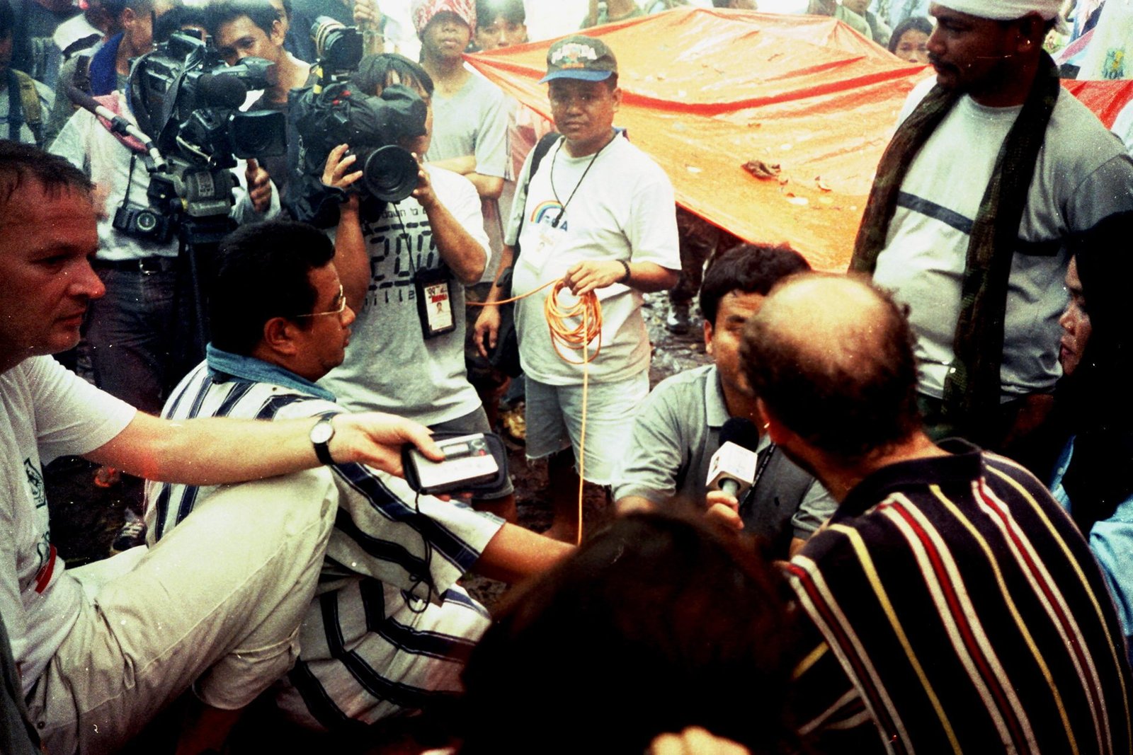 Internationale Journalisten interviewen Werner Wallert mitten im Dschungelcamp