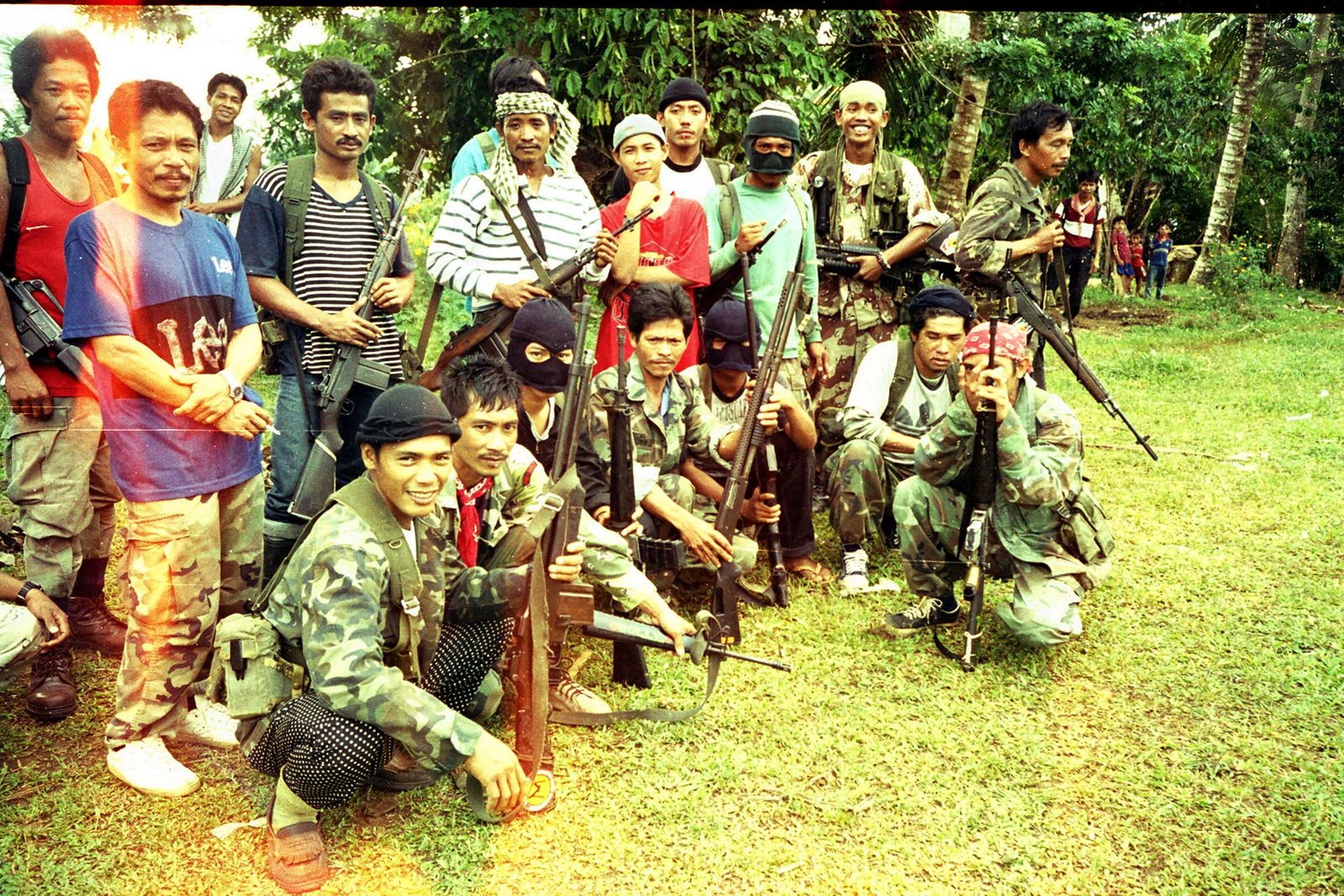 Schwerbewaffnete Rebellen der Abu Sayyaf