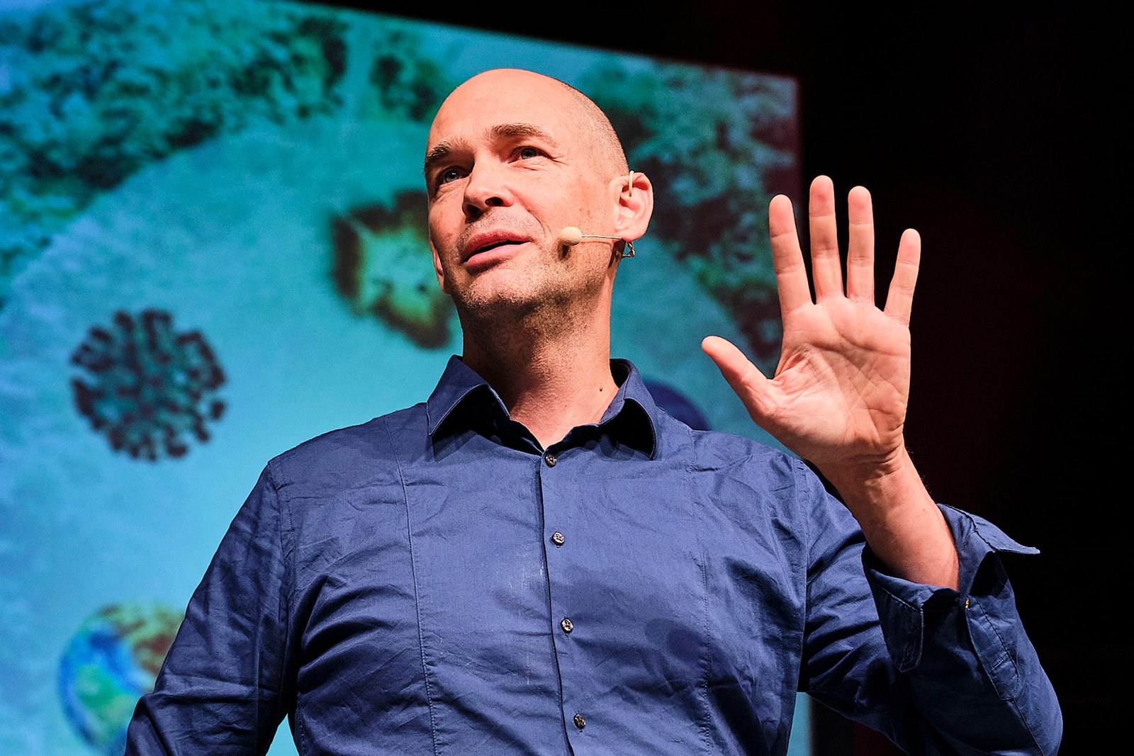 mw speaker hand2 comp